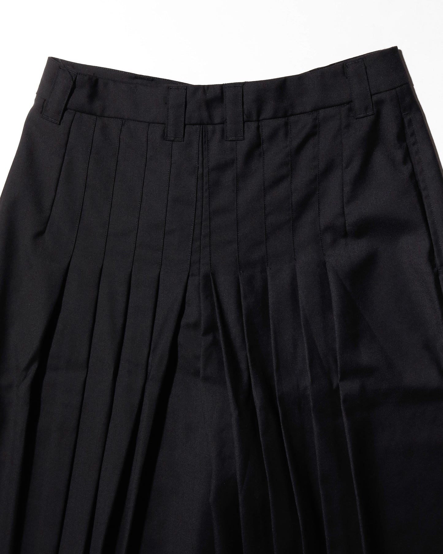 wide pleats half pants